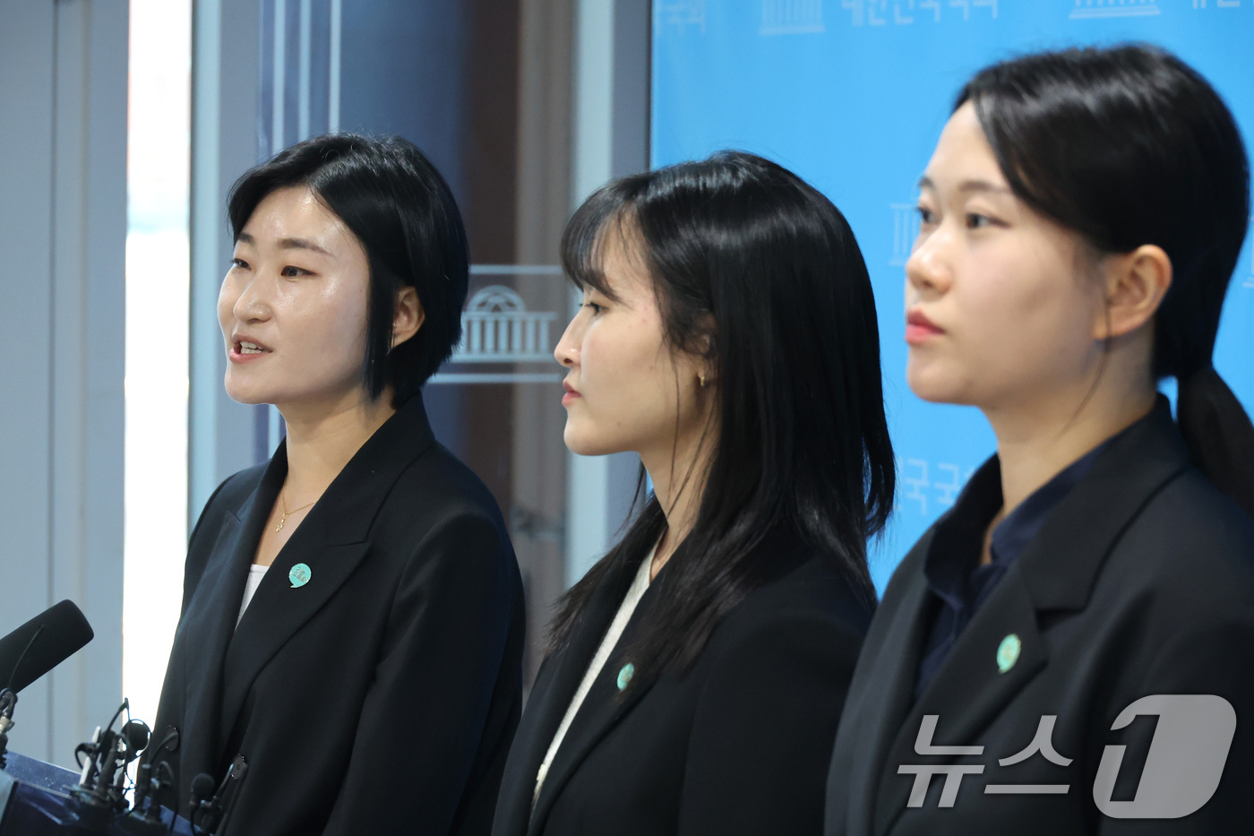 (서울=뉴스1) 신웅수 기자 = 신지혜 기본소득당 대변인(왼쪽부터), 노서영 대변인, 김진서 부대변인이 7일 서울 여의도 국회 소통관에서 용혜인 성평등가족부 장관 후보자 의혹과 관 …