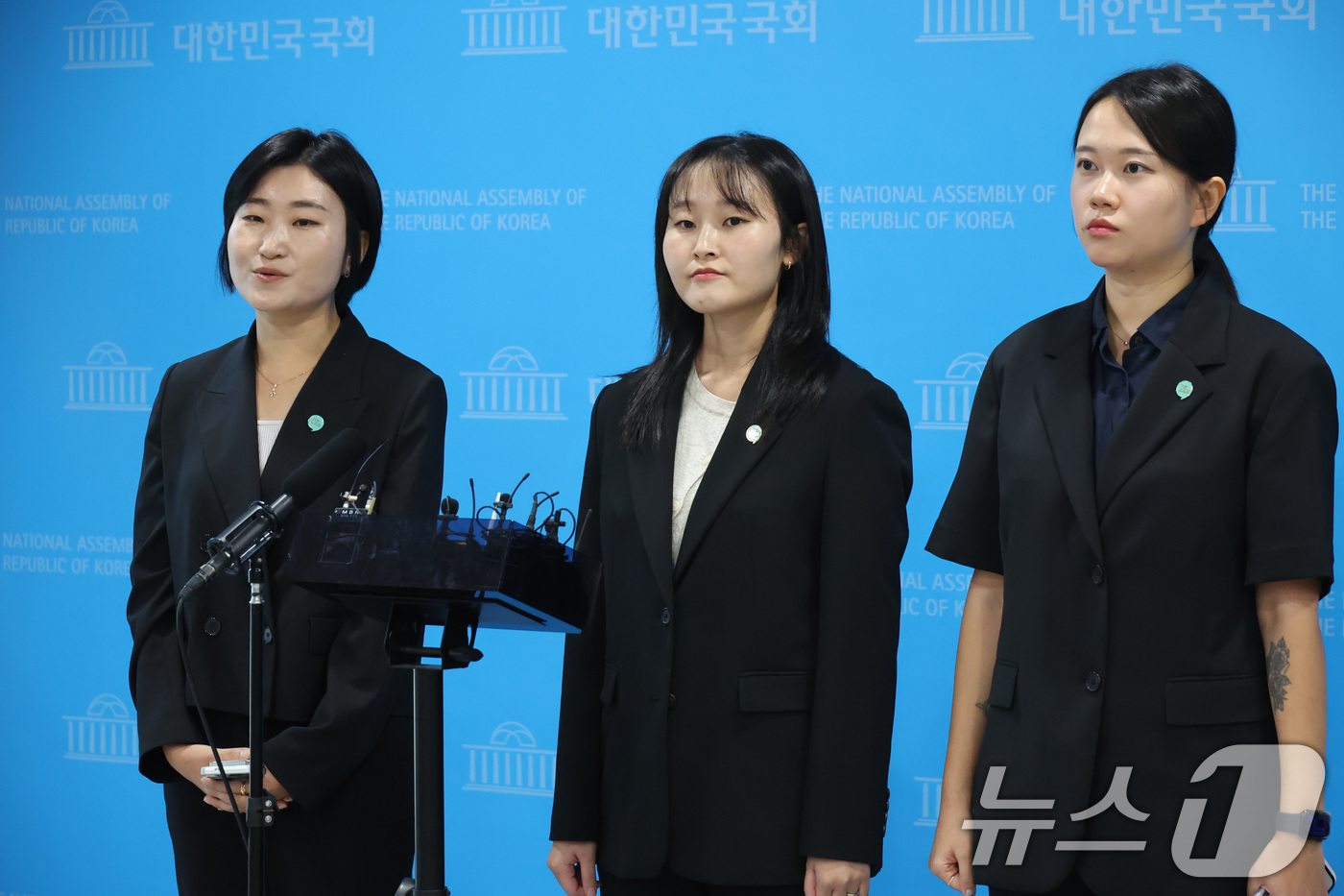 (서울=뉴스1) 신웅수 기자 = 신지혜 기본소득당 대변인(왼쪽부터), 노서영 대변인, 김진서 부대변인이 7일 서울 여의도 국회 소통관에서 용혜인 성평등가족부 장관 후보자 의혹과 관 …