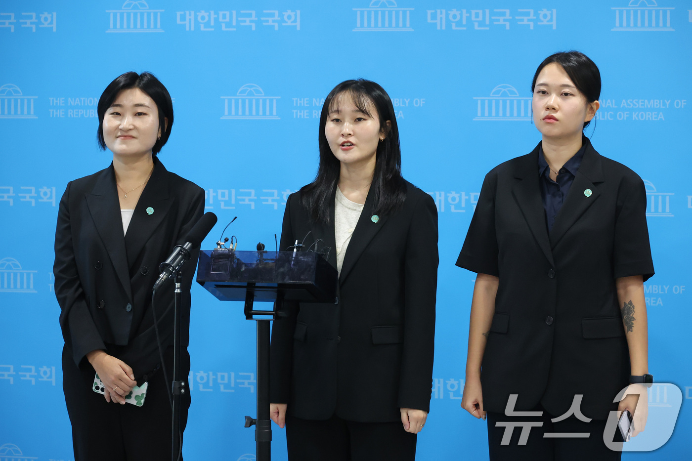 (서울=뉴스1) 신웅수 기자 = 신지혜 기본소득당 대변인(왼쪽부터), 노서영 대변인, 김진서 부대변인이 7일 서울 여의도 국회 소통관에서 용혜인 성평등가족부 장관 후보자 의혹과 관 …