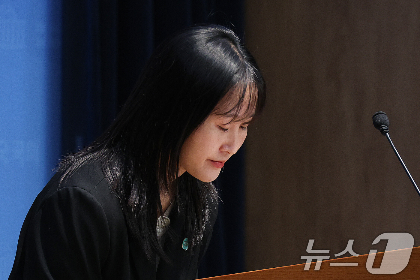 (서울=뉴스1) 신웅수 기자 = 노서영 기본소득당 대변인이 7일 서울 여의도 국회 소통관에서 용혜인 성평등가족부 장관 후보자 의혹 관련 반박 기자회견을 마친 후 인사하고 있다. 2 …