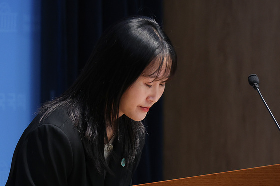 인사하는 노서영 기본소득당 대변인