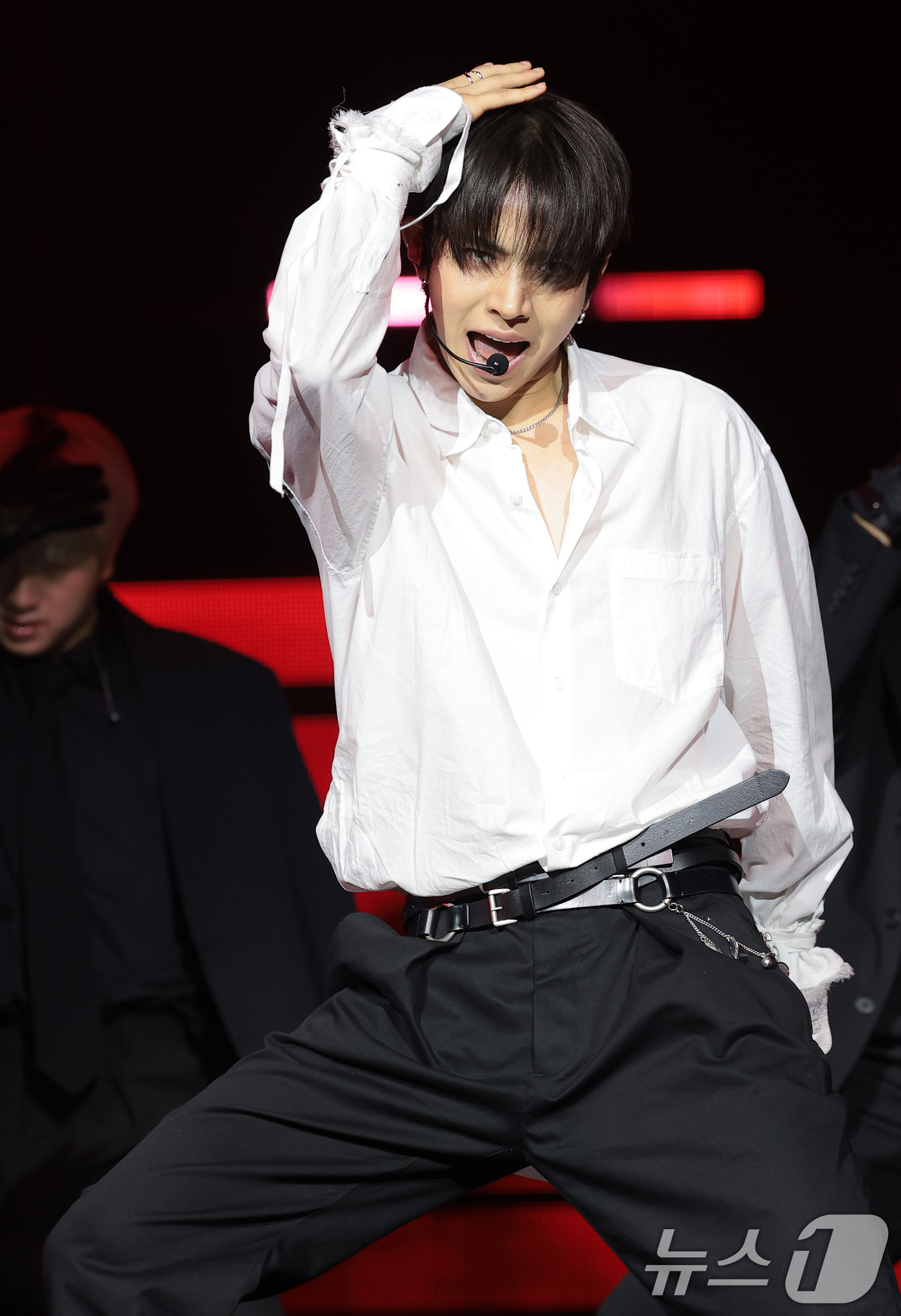 (서울=뉴스1) 권현진 기자 = 가수 에반(EVAN, 희승)이 7일 오후 서울 동대문구 경희대학교 평화의 전당에서 열린 미니 1집 ‘DEATH OF ME’ 발매 기념 쇼케이스에서 …