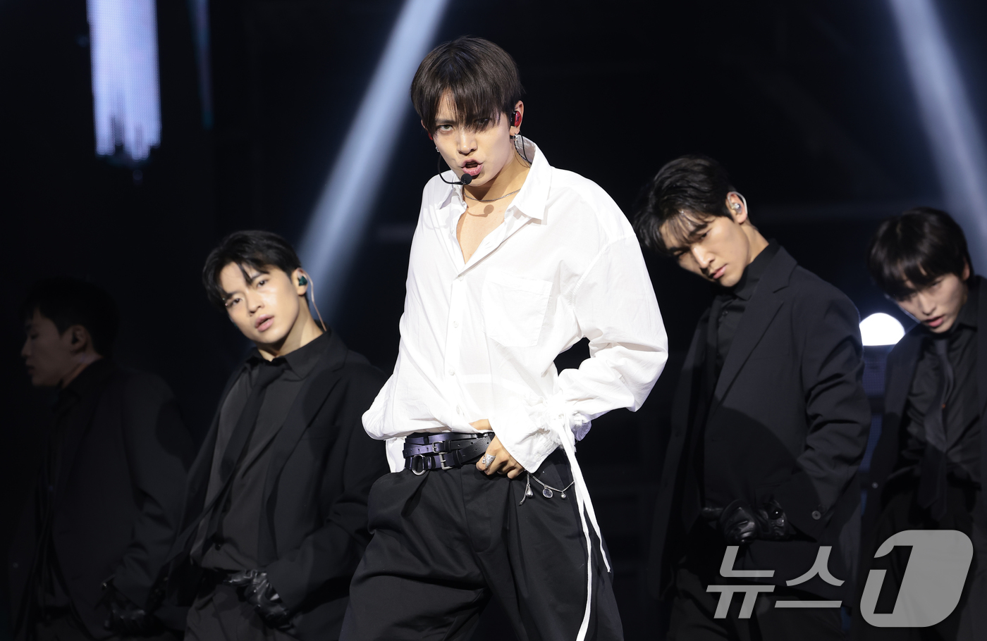 (서울=뉴스1) 권현진 기자 = 가수 에반(EVAN, 희승)이 7일 오후 서울 동대문구 경희대학교 평화의 전당에서 열린 미니 1집 ‘DEATH OF ME’ 발매 기념 쇼케이스에서 …
