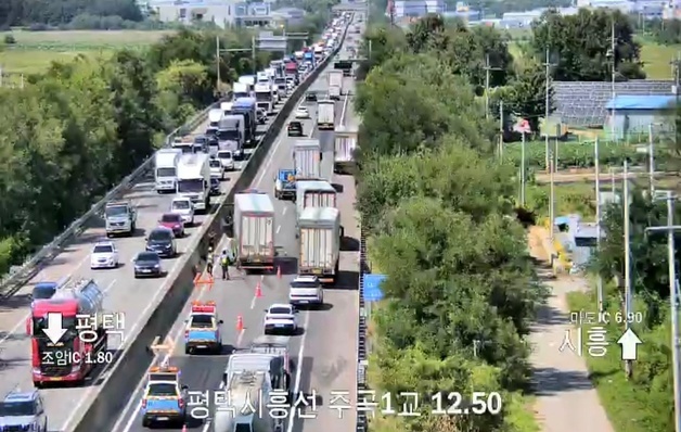 서해안고속도로 조암IC 부근서 화물차 3중 추돌…2㎞ 정체