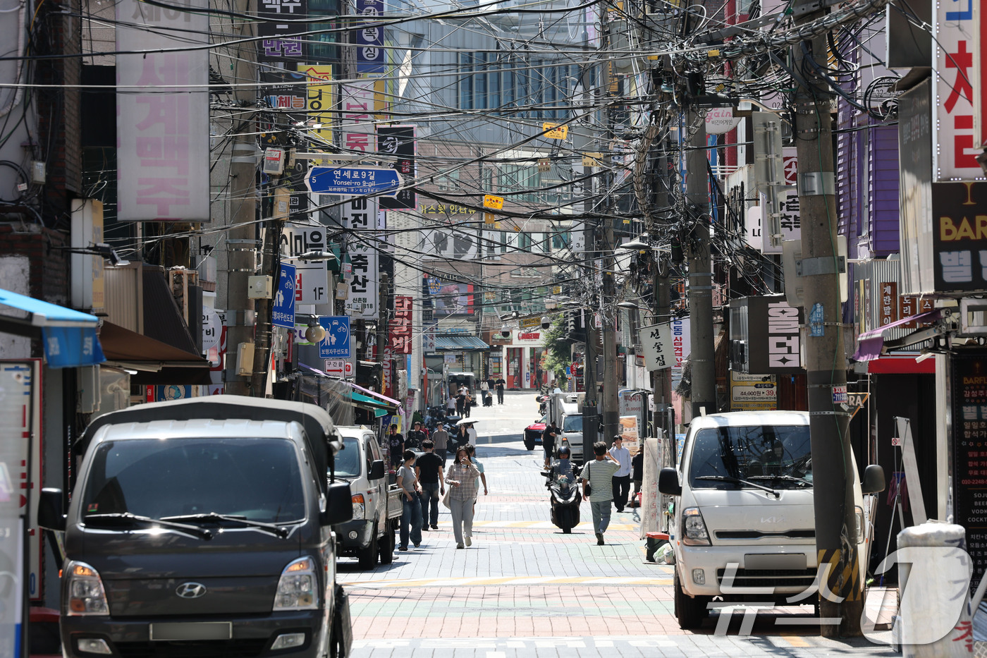(서울=뉴스1) 이광호 기자 = 7일 서울 서대문구 연세대학교 앞 음식점 등 상점 밀집지역이 점심시간에도 불구하고 한산한 모습을 보이고 있다.2학기 개강과 함께 학생들이 대학가로 …