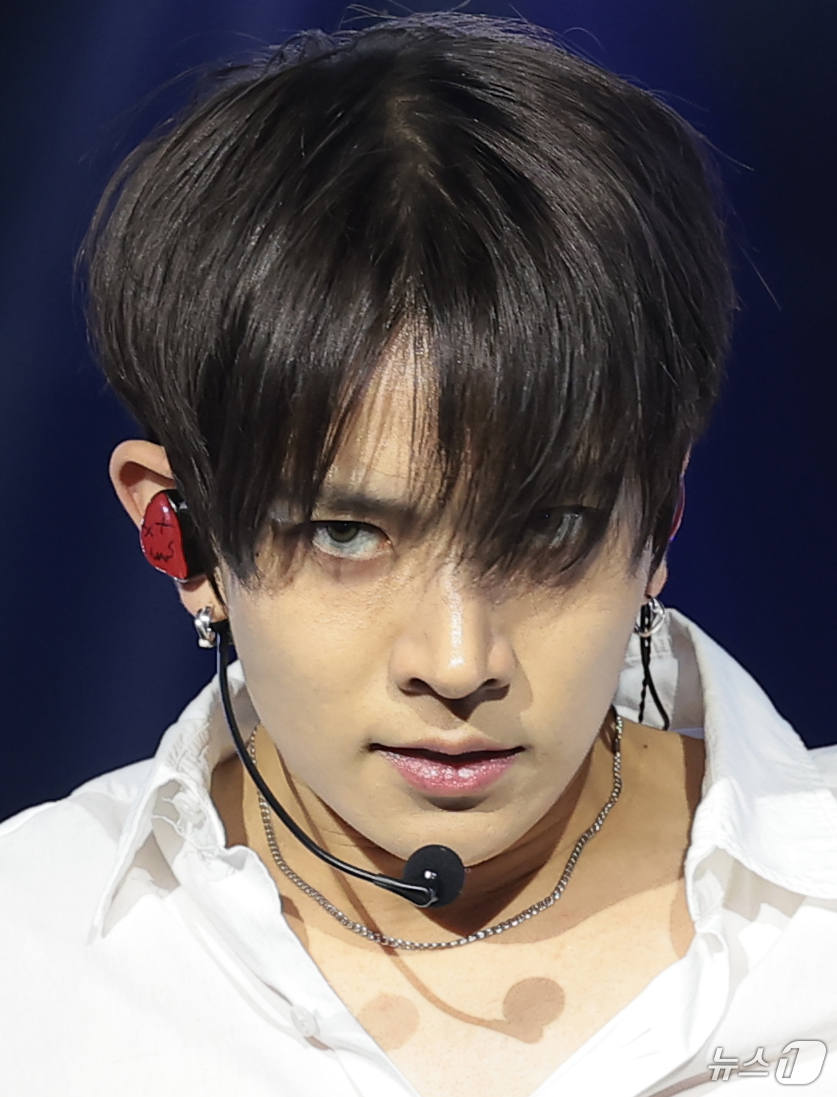 (서울=뉴스1) 권현진 기자 = 가수 에반(EVAN, 희승)이 7일 오후 서울 동대문구 경희대학교 평화의 전당에서 열린 미니 1집 ‘DEATH OF ME’ 발매 기념 쇼케이스에서 …
