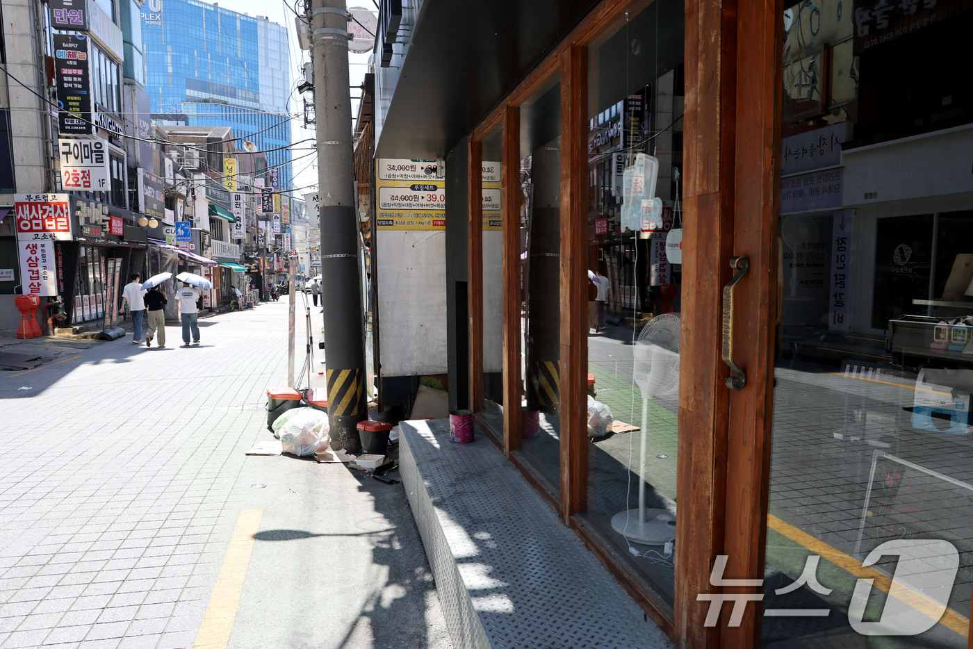 (서울=뉴스1) 이광호 기자 = 7일 서울 서대문구 연세대학교 앞 음식점 등 상점 밀집지역이 점심시간에도 불구하고 한산한 모습을 보이고 있다.2학기 개강과 함께 학생들이 대학가로 …