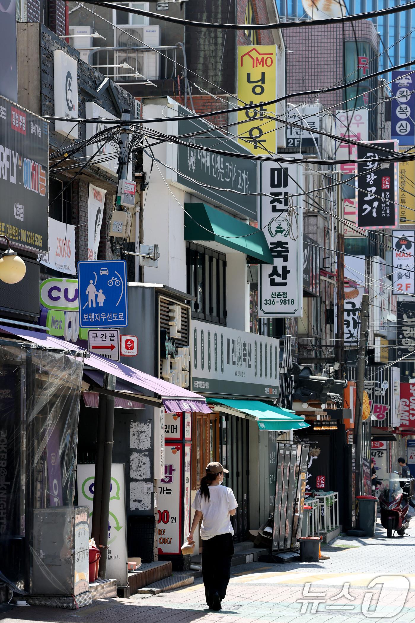 (서울=뉴스1) 이광호 기자 = 7일 서울 서대문구 연세대학교 앞 음식점 등 상점 밀집지역이 점심시간에도 불구하고 한산한 모습을 보이고 있다.2학기 개강과 함께 학생들이 대학가로 …