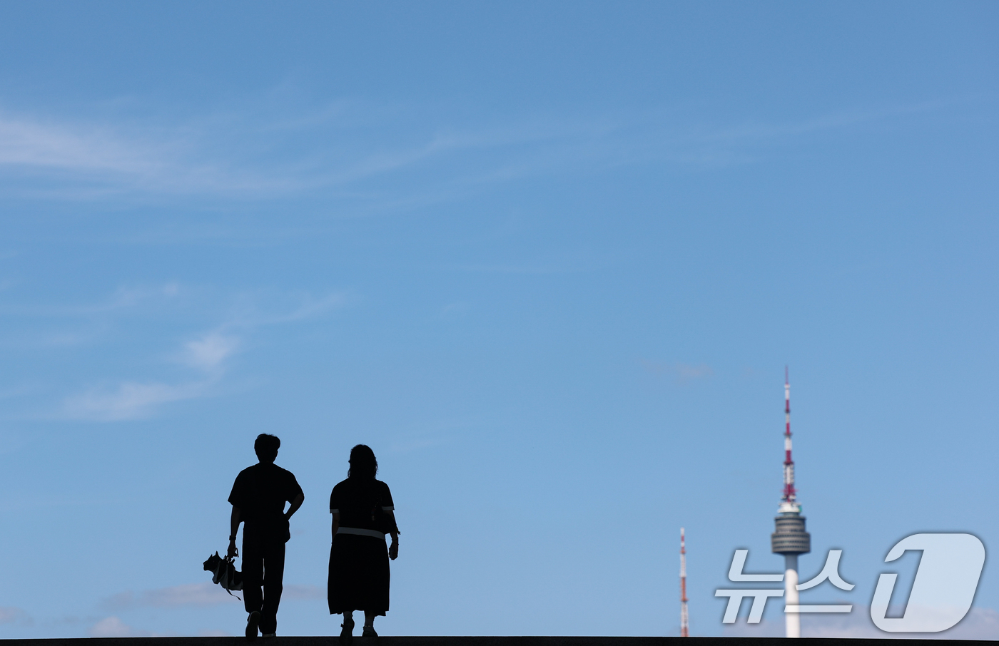 (서울=뉴스1) 김도우 기자 = 절기상 백로이자 푸른 하늘의 날인 7일 서울 용산구 국립중앙박물관 위로 맑은 하늘이 펼쳐져 있다.'푸른 하늘의 날'은 대기오염에 대한 경각심을 제고 …