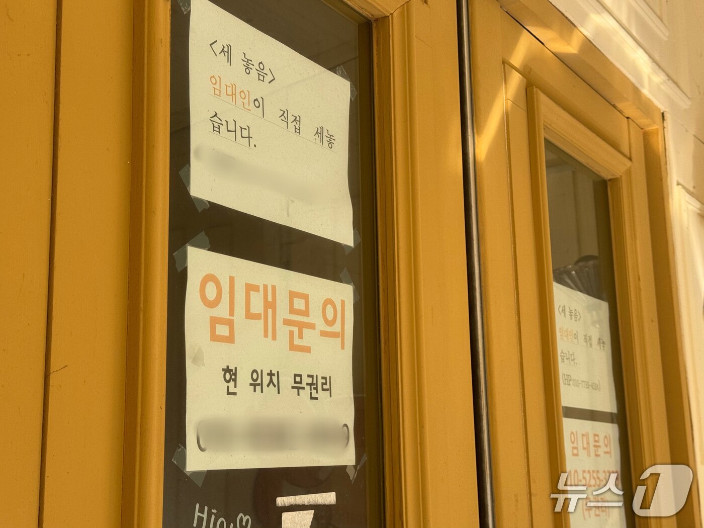 본문 이미지 - 7일 오전 찾은 서울 광진구 건대입구역 앞 맛의거리 일대에 위치한 한 상가가 임대 안내문 붙였다.2026.09.07.ⓒ 뉴스1 전지아 수습기자