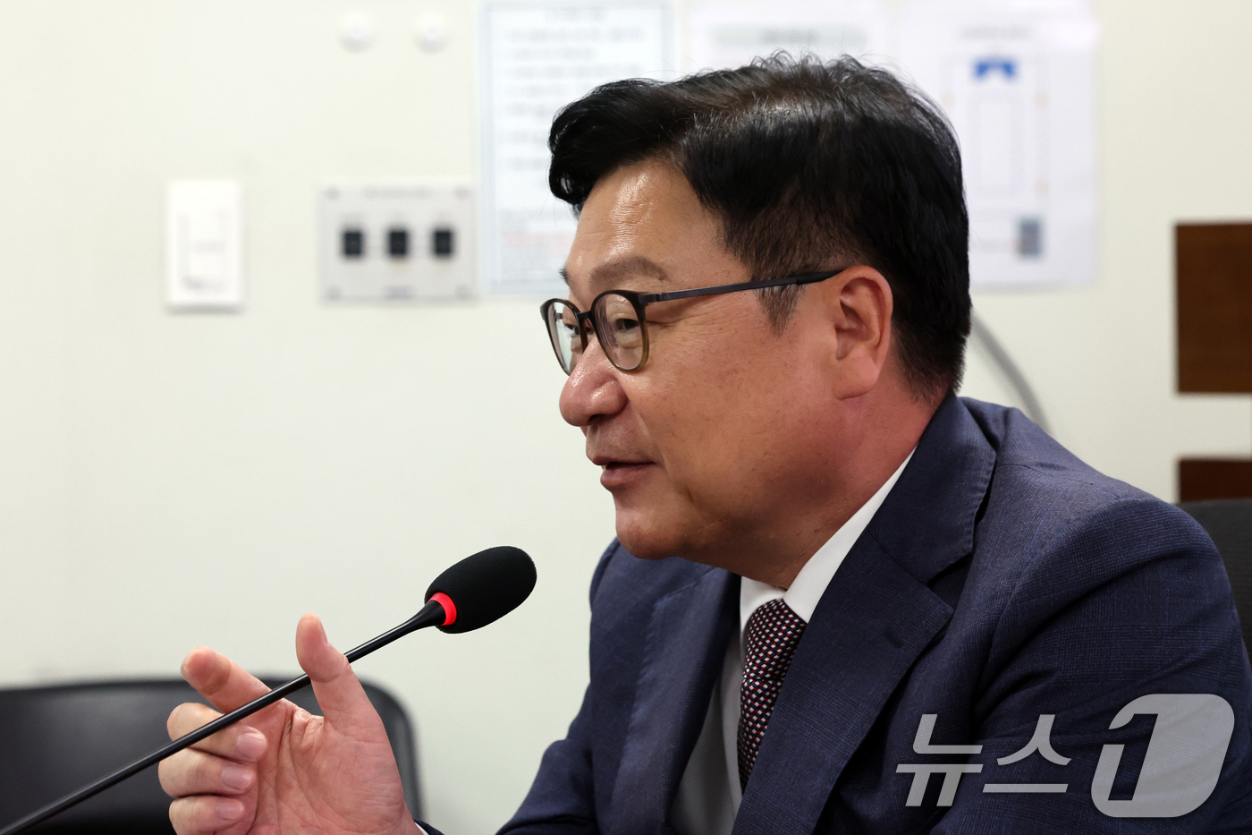(서울=뉴스1) 황기선 기자 = 정점식 국민의힘 원내대표가 7일 오후 서울 여의도 국회 의원회관에서 열린 '기후취약계층 보호를 위한 기후보험 활성화 정책토론회'에서 인사말을 하고 …