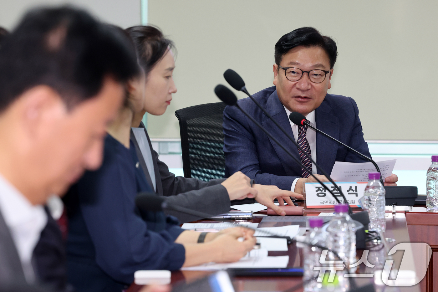 (서울=뉴스1) 황기선 기자 = 정점식 국민의힘 원내대표가 7일 오후 서울 여의도 국회 의원회관에서 열린 '기후취약계층 보호를 위한 기후보험 활성화 정책토론회'에서 인사말을 하고 …