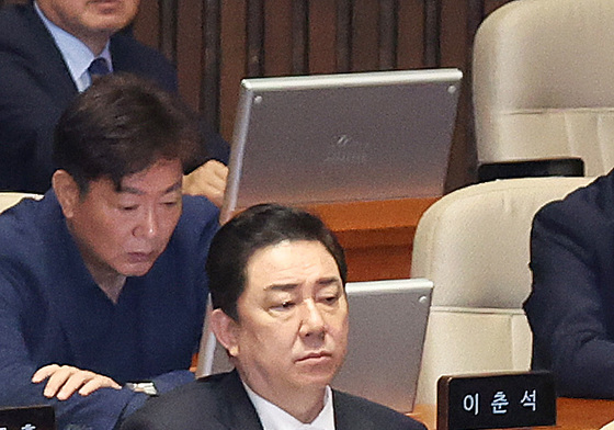 본회의장 자리한 김병기 '구속영장 청구'