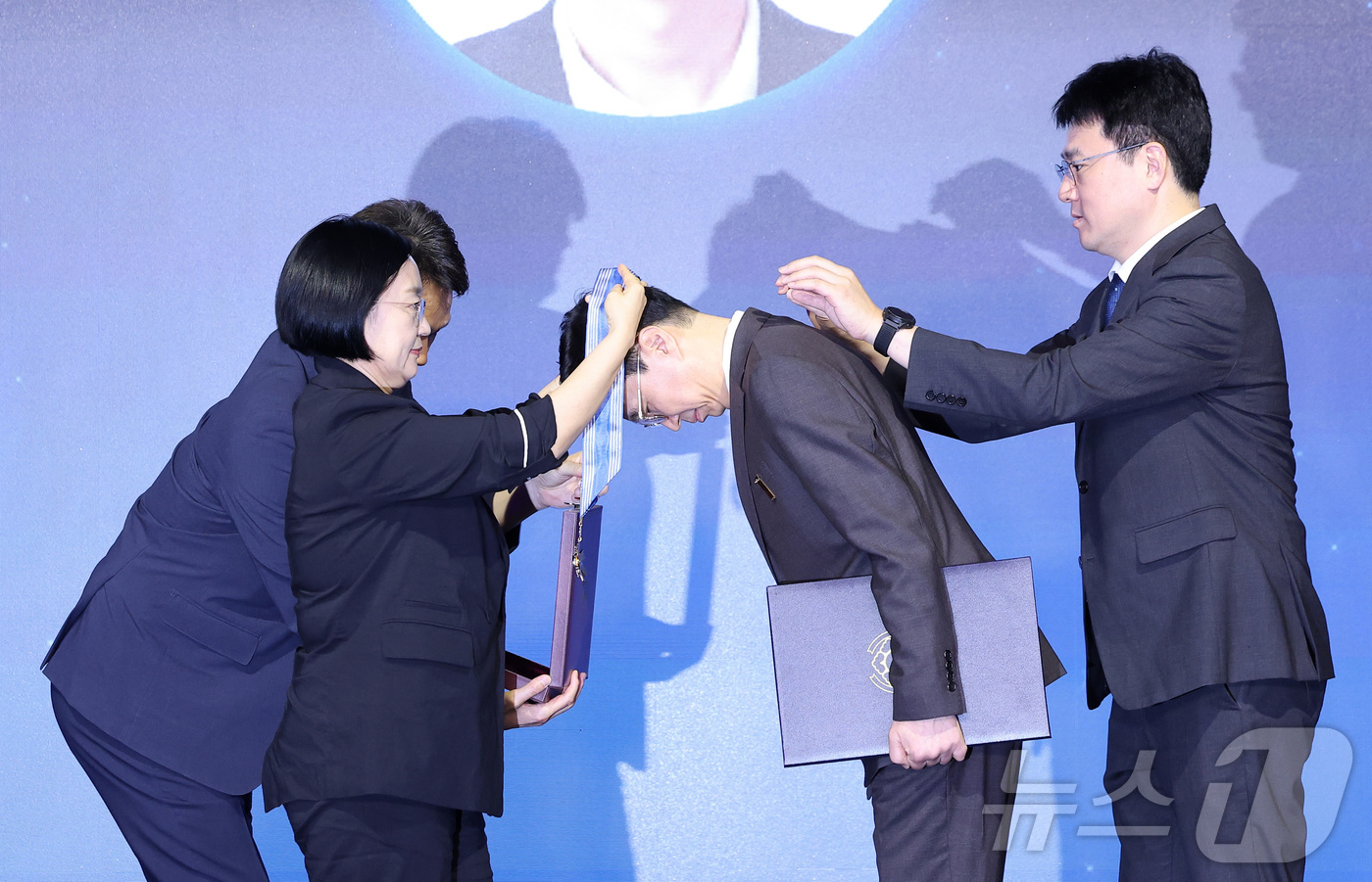 (서울=뉴스1) 김성진 기자 = 한성숙 국무총리가 7일 서울 영등포구 페어몬트 엠배서더 서울에서 열린 2026 기술개발인의 날 기념식에서 이진엽 삼성전자 부사장에게 과학기술훈장 혁 …
