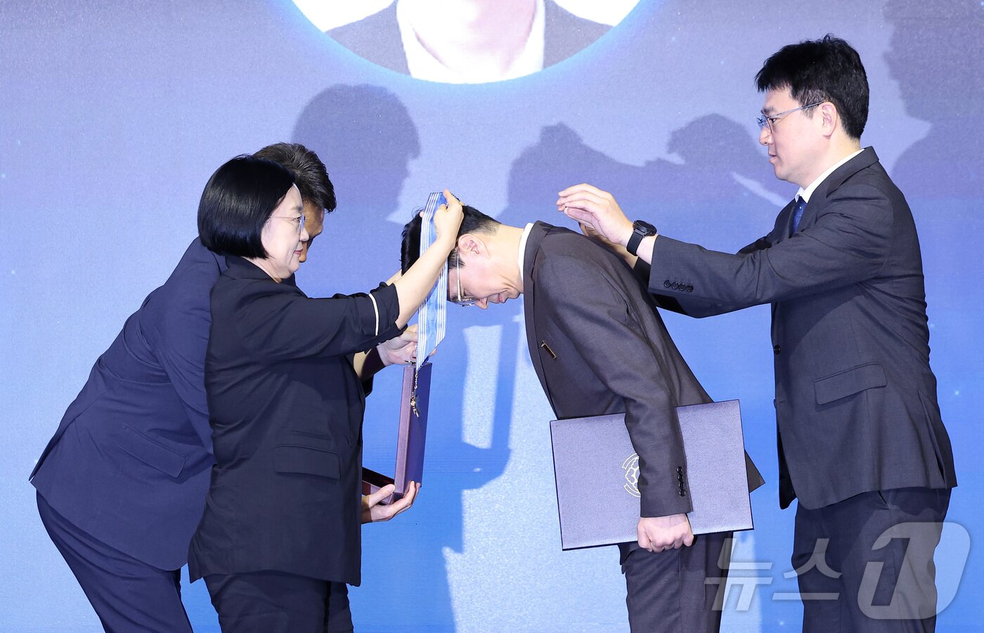 본문 이미지 - 한성숙 국무총리가 7일 서울 영등포구 페어몬트 엠배서더 서울에서 열린 2026 기술개발인의 날 기념식에서 이진엽 삼성전자 부사장에게 과학기술훈장 혁신장을 전수하고 있다. ⓒ 뉴스1 김성진 기자