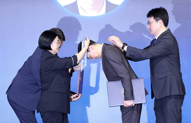 한성숙 총리, 이진엽 삼성전자 부사장에게 과학기술훈장 혁신장 전수