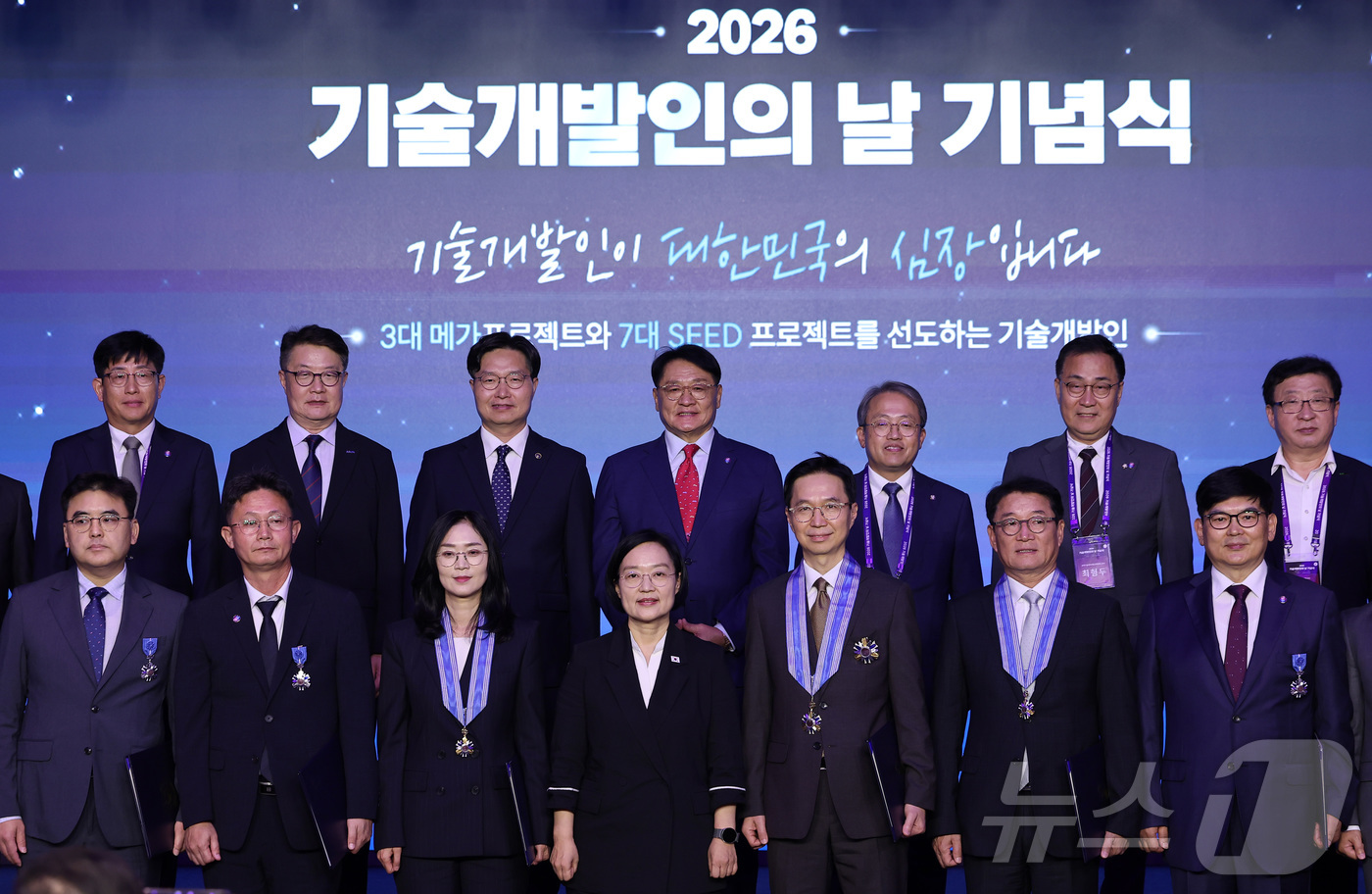(서울=뉴스1) 김성진 기자 = 한성숙 국무총리가 7일 서울 영등포구 페어몬트 엠배서더 서울에서 열린 2026 기술개발인의 날 기념식에서 참석자들과 기념촬영을 하고 있다. 2026 …