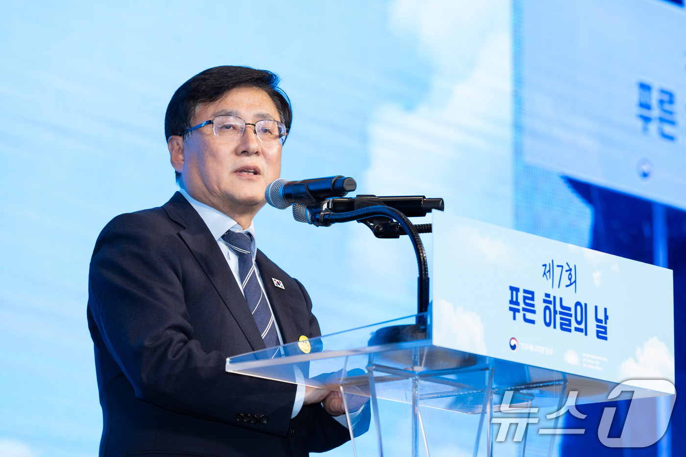(서울=뉴스1) = 김성환 기후에너지환경부 장관이 7일 서울 용산구 드래곤시티에서 열린 ‘제7회 푸른 하늘의 날’ 정부 기념식에서 기념사를 하고 있다. (기후에너지환경부제공. 재판 …