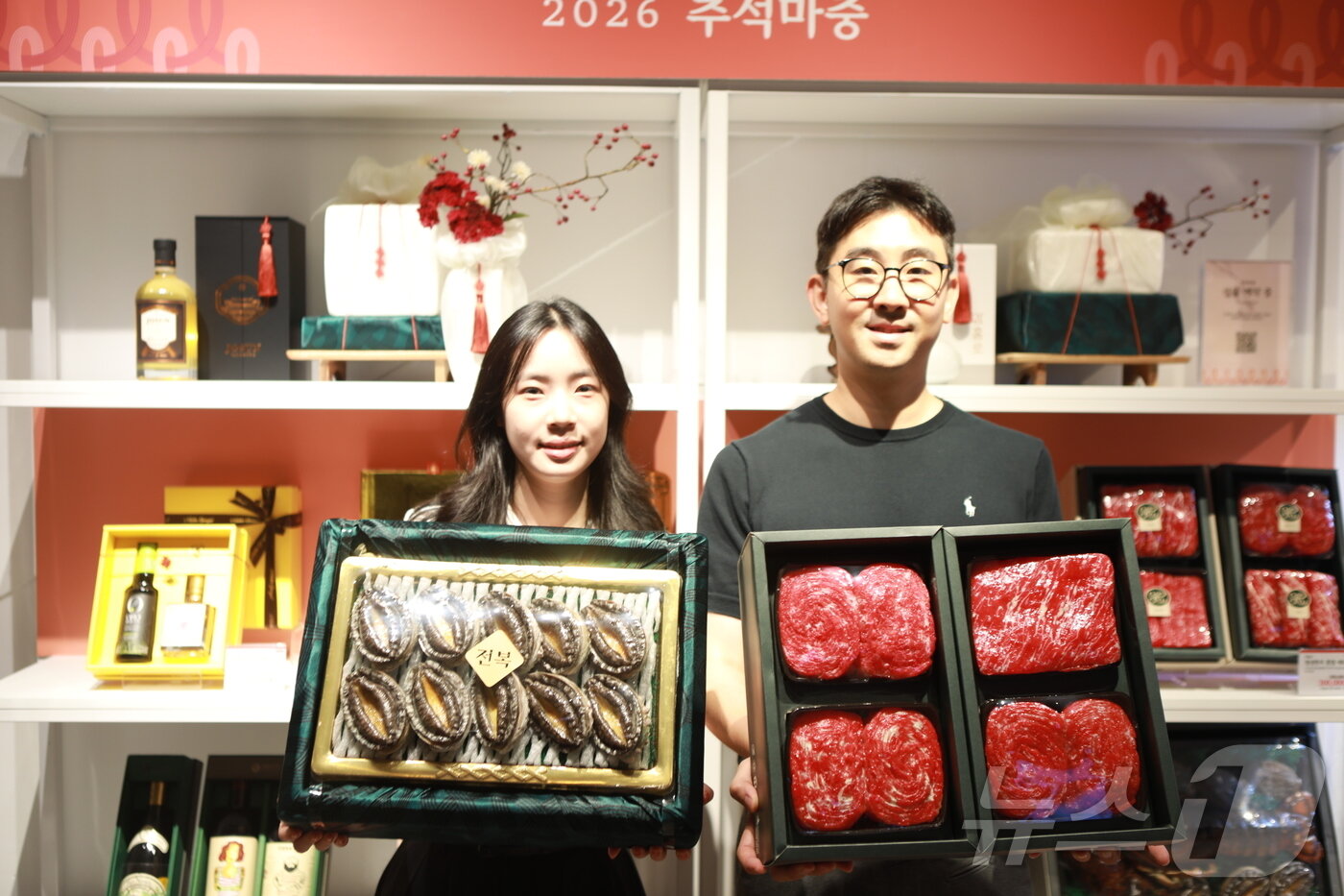본문 이미지 - 롯데백화점 광주점 직원이 7일 추석 선물세트를 선보이고 있다. (광주점 제공. 재판매 및 DB금지) 