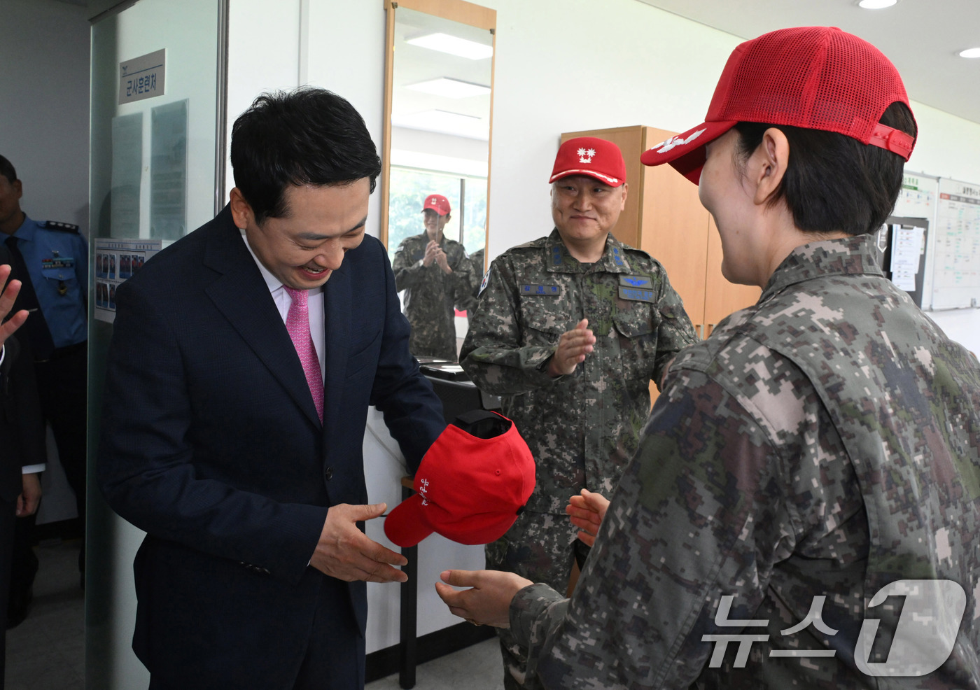 (서울=뉴스1) 국회사진기자단 = 장동혁 국민의힘 대표가 7일 충북 청주시 공군사관학교를 방문해 자신이 교관으로 복무했던 군사훈련처에서 장병에게 교관모를 건네받고 있다.94기 공군 …