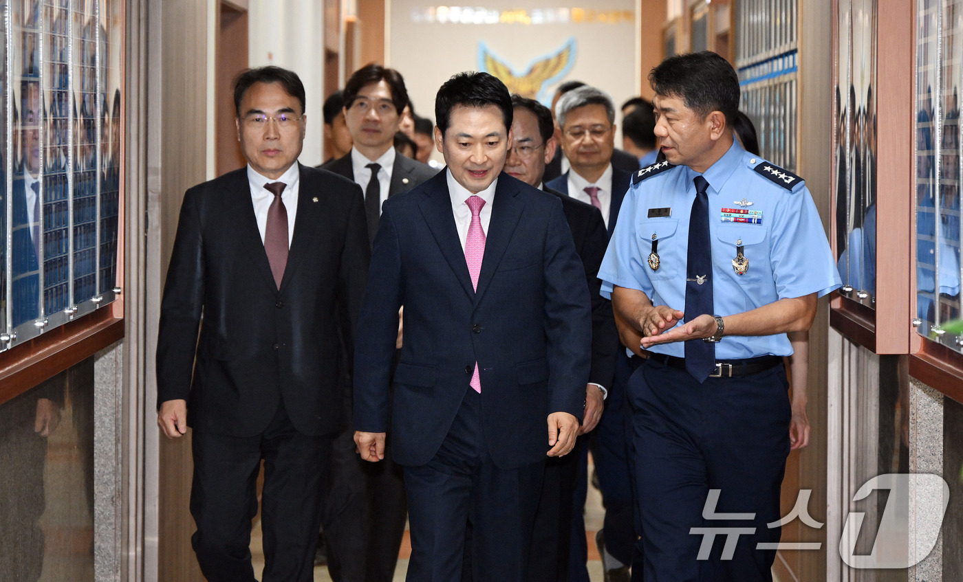 (서울=뉴스1) 국회사진기자단 = 장동혁 국민의힘 대표가 7일 충북 청주시 상당구 공군사관학교를 방문해 박흥재 공군사관학교장과 대화하며 환담장으로 향하고 있다. 2026.9.7/뉴 …