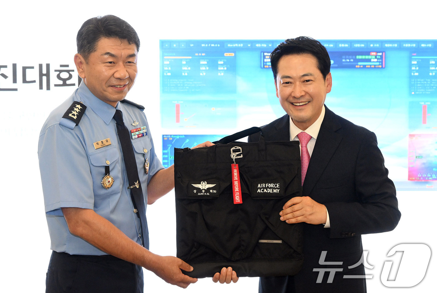 (서울=뉴스1) 국회사진기자단 = 장동혁 국민의힘 대표가 7일 충북 청주시 상당구 공군사관학교를 방문해 AI 파일럿 매치 시뮬레이션 시연을 본 뒤 박흥재 공군사관학교장에게 방문 기 …