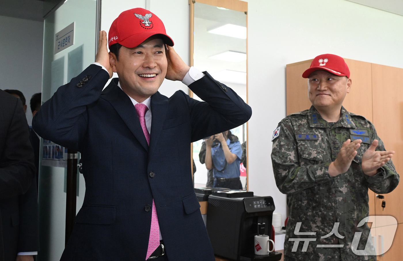 (서울=뉴스1) 국회사진기자단 = 장동혁 국민의힘 대표가 7일 충북 청주시 공군사관학교를 방문해 자신이 교관으로 복무했던 군사훈련처에서 교관모를 착용하고 있다.94기 공군사관후보생 …