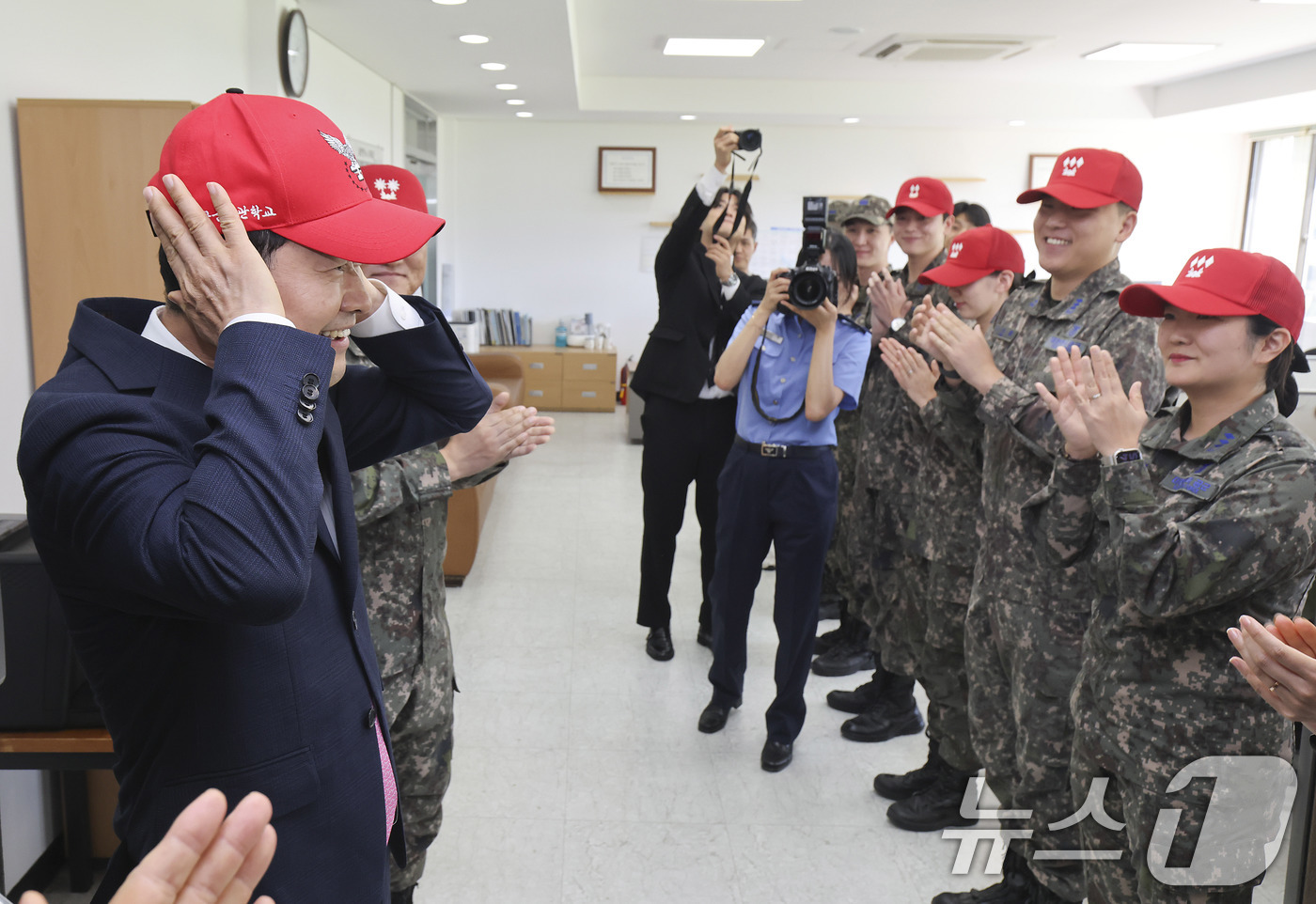 (청주=뉴스1) 국회사진기자단 = 장동혁 국민의힘 대표가 7일 충북 청주시 공군사관학교를 방문해 자신이 교관으로 복무했던 군사훈련처에서 교관모를 착용하고 있다.94기 공군사관후보생 …