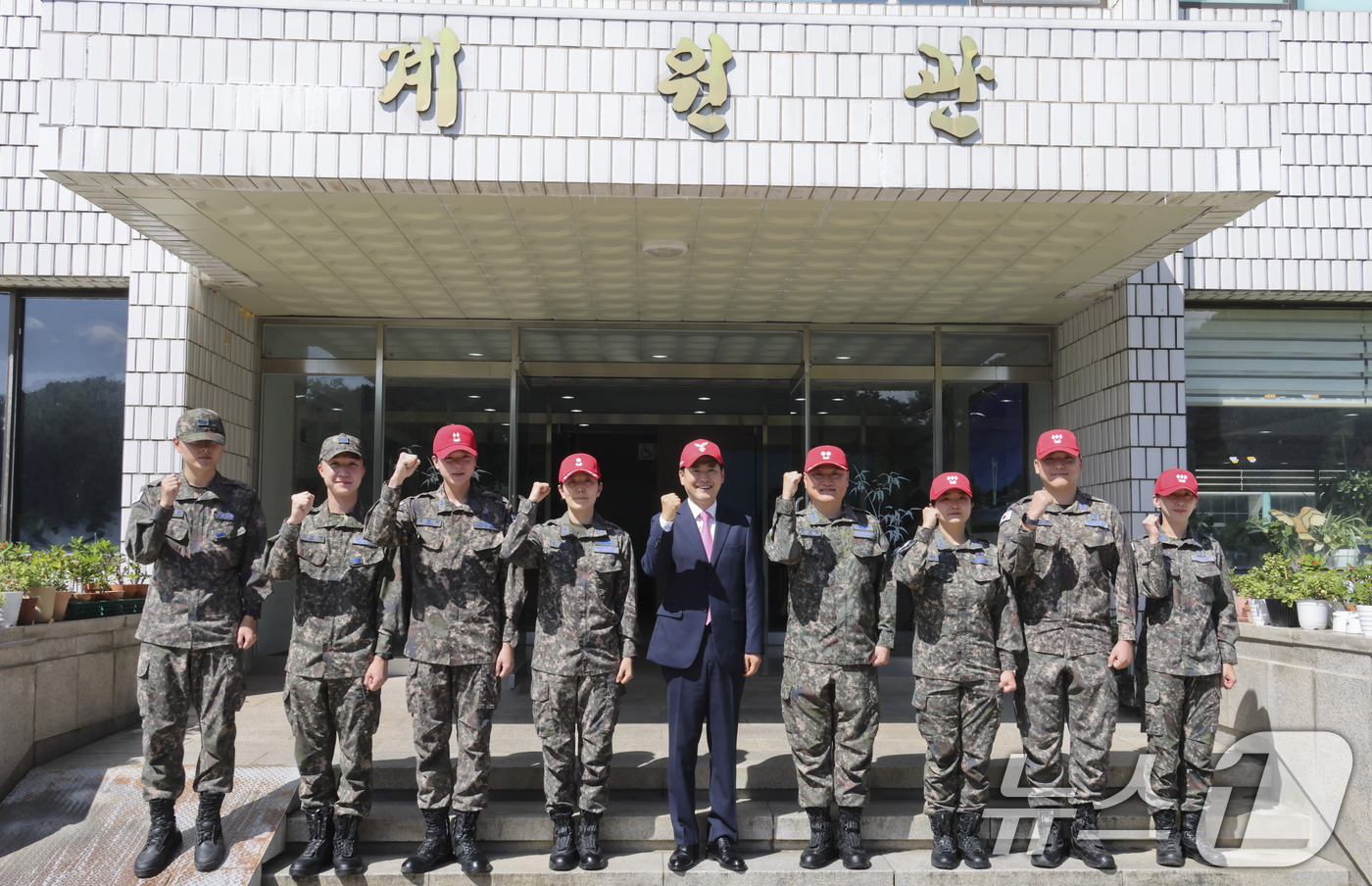 (청주=뉴스1) 국회사진기자단 = 장동혁 국민의힘 대표가 7일 충북 청주시 공군사관학교 군사교육처를 방문해 장병들과 기념촬영을 하고 있다. 2026.9.7/뉴스1