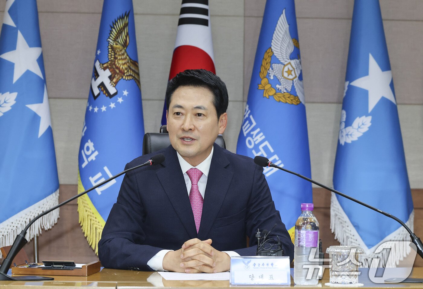 본문 이미지 - 장동혁 국민의힘 대표가 7일 충북 청주시 상당구 공군사관학교를 방문해 박흥재 공군사관학교장을 비롯한 관계자들과 환담하고 있다. 2026.9.7 ⓒ 뉴스1 국회사진기자단
