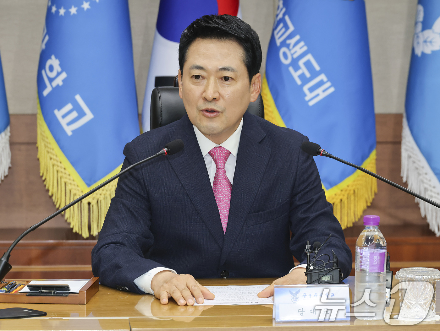 (청주=뉴스1) 국회사진기자단 = 장동혁 국민의힘 대표가 7일 충북 청주시 상당구 공군사관학교를 방문해 박흥재 공군사관학교장을 비롯한 관계자들과 환담하고 있다. 2026.9.7/뉴 …