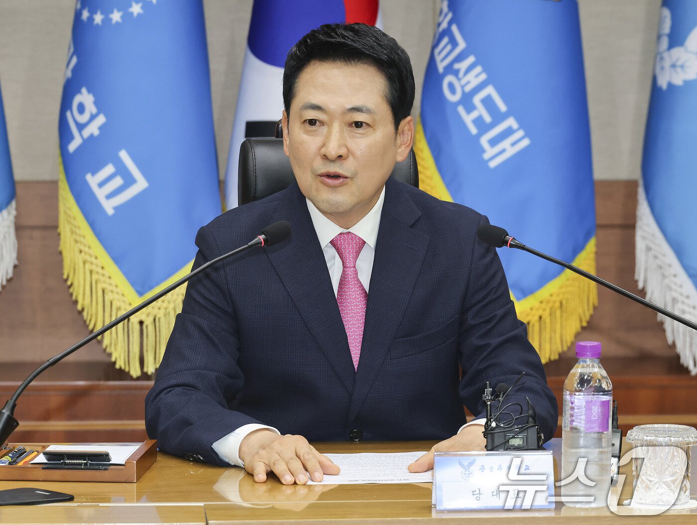 본문 이미지 - 장동혁 국민의힘 대표가 7일 충북 청주시 상당구 공군사관학교를 방문해 박흥재 공군사관학교장을 비롯한 관계자들과 환담하고 있다. 2026.9.7 ⓒ 뉴스1 국회사진기자단