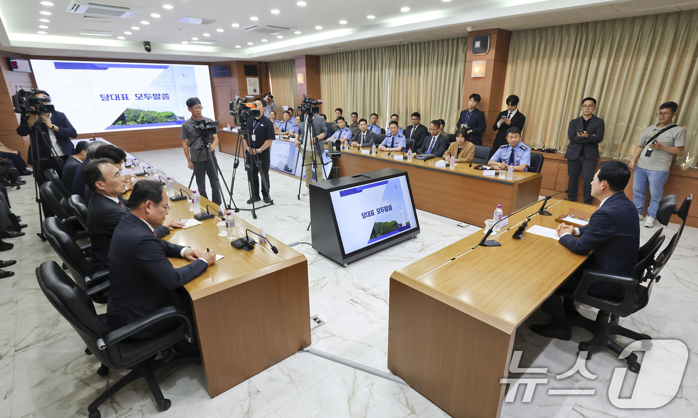 (청주=뉴스1) 국회사진기자단 = 장동혁 국민의힘 대표가 7일 충북 청주시 상당구 공군사관학교를 방문해 박흥재 공군사관학교장을 비롯한 관계자들과 환담하고 있다. 2026.9.7/뉴 …