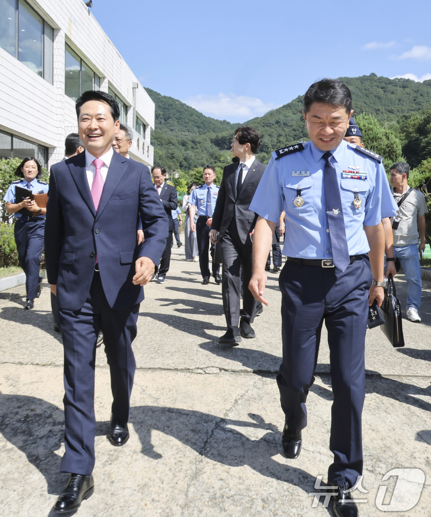 (청주=뉴스1) 국회사진기자단 = 장동혁 국민의힘 대표가 7일 충북 청주시 상당구 공군사관학교를 방문해 박흥재 공군사관학교장과 환담을 나누고 있다. 2026.9.7/뉴스1