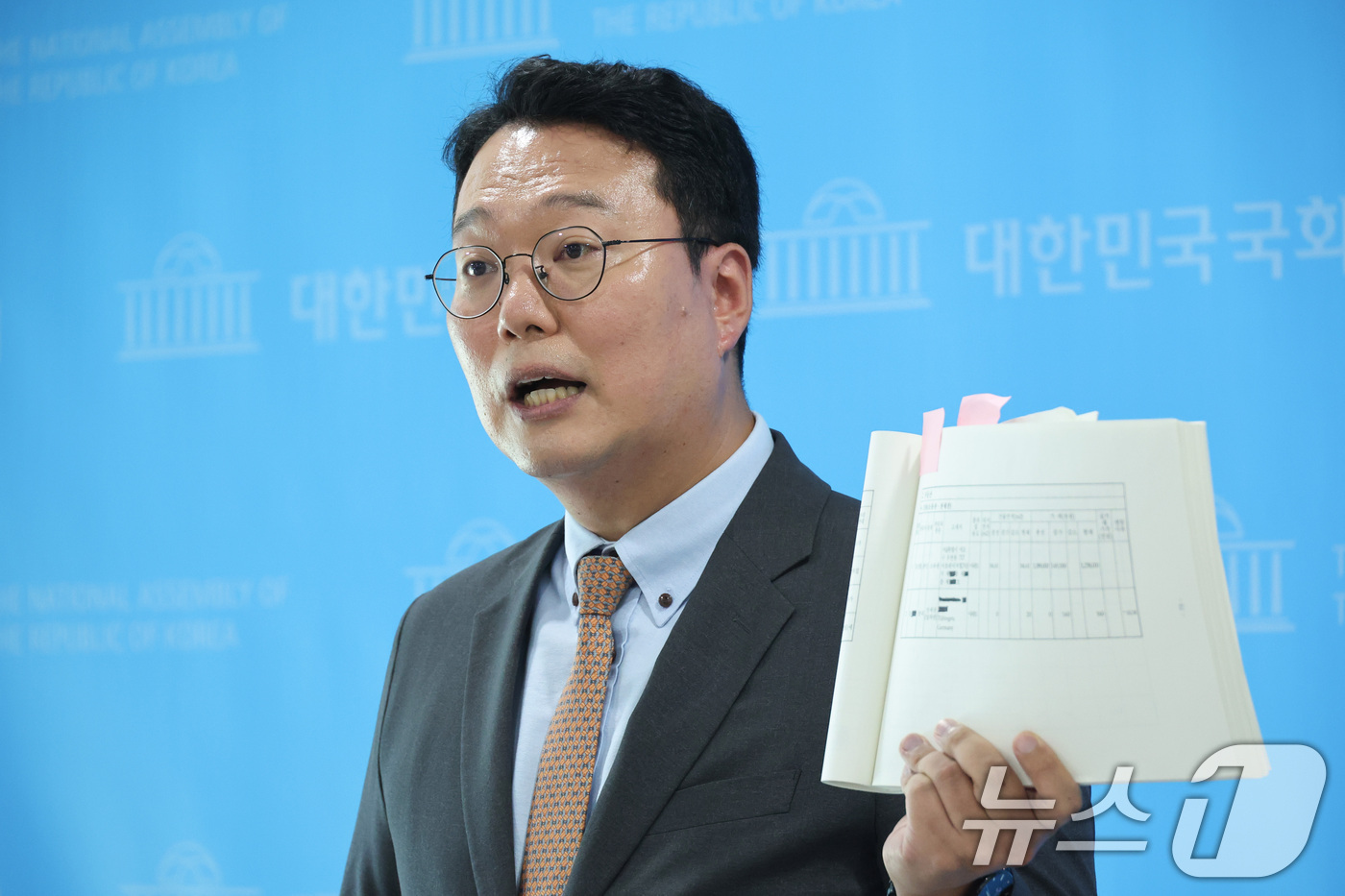 (서울=뉴스1) 신웅수 기자 = 천하람 개혁신당 당대표 권한대행이 7일 서울 여의도 국회 소통관에서 강신철 국방부 장관 후보자에 대한 기자회견을 하고 있다.천 권한대행은 강 후보자 …