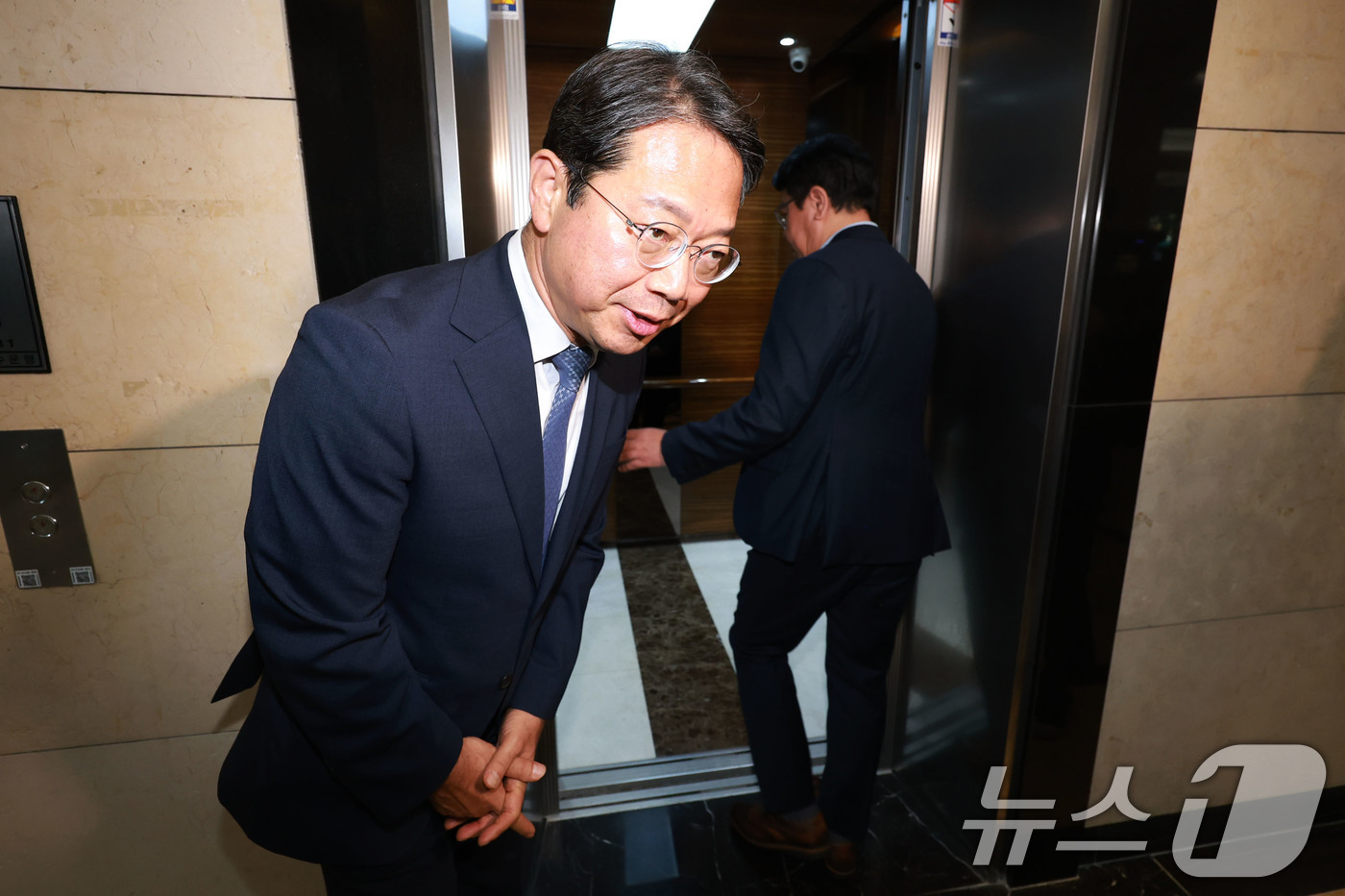 (서울=뉴스1) 이광호 기자 = 김승원 법무부 장관 후보자가 7일 오전 서울 종로구 적선현대빌딩에 마련된 인사청문회 준비 사무실로 출근하고 있다. (공동취재) 2026.9.7/뉴스 …