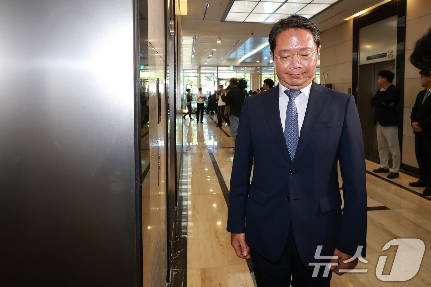 (서울=뉴스1) 이광호 기자 = 김승원 법무부 장관 후보자가 7일 오전 서울 종로구 적선현대빌딩에 마련된 인사청문회 준비 사무실로 출근하고 있다. (공동취재) 2026.9.7/뉴스 …