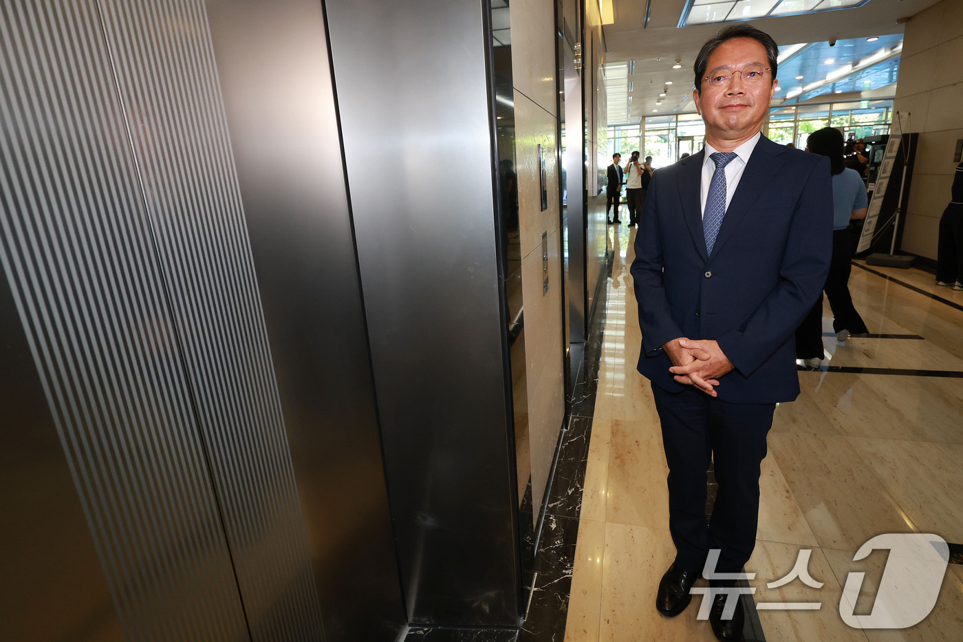(서울=뉴스1) 이광호 기자 = 김승원 법무부 장관 후보자가 7일 오전 서울 종로구 적선현대빌딩에 마련된 인사청문회 준비 사무실로 출근하고 있다. (공동취재) 2026.9.7/뉴스 …