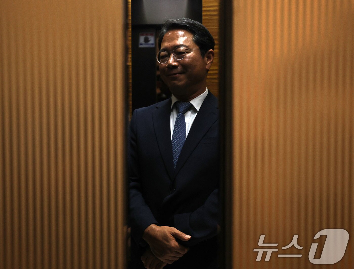 본문 이미지 - 김승원 법무부 장관 후보자가 지난 7일 오전 서울 종로구 적선현대빌딩에 마련된 인사청문회 준비 사무실로 출근하고 있다. (공동취재) 2026.9.7 ⓒ 뉴스1 이광호 기자