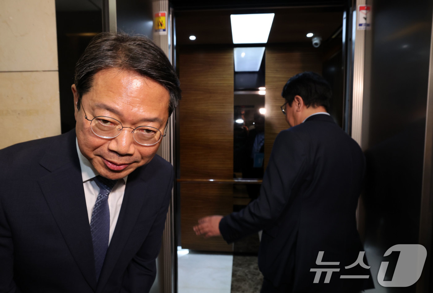 (서울=뉴스1) 이광호 기자 = 김승원 법무부 장관 후보자가 7일 오전 서울 종로구 적선현대빌딩에 마련된 인사청문회 준비 사무실로 출근하고 있다. (공동취재) 2026.9.7/뉴스 …