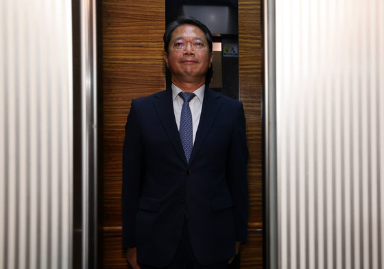 출근 위해 승강기에 오른 김승원 법무부 장관 후보자