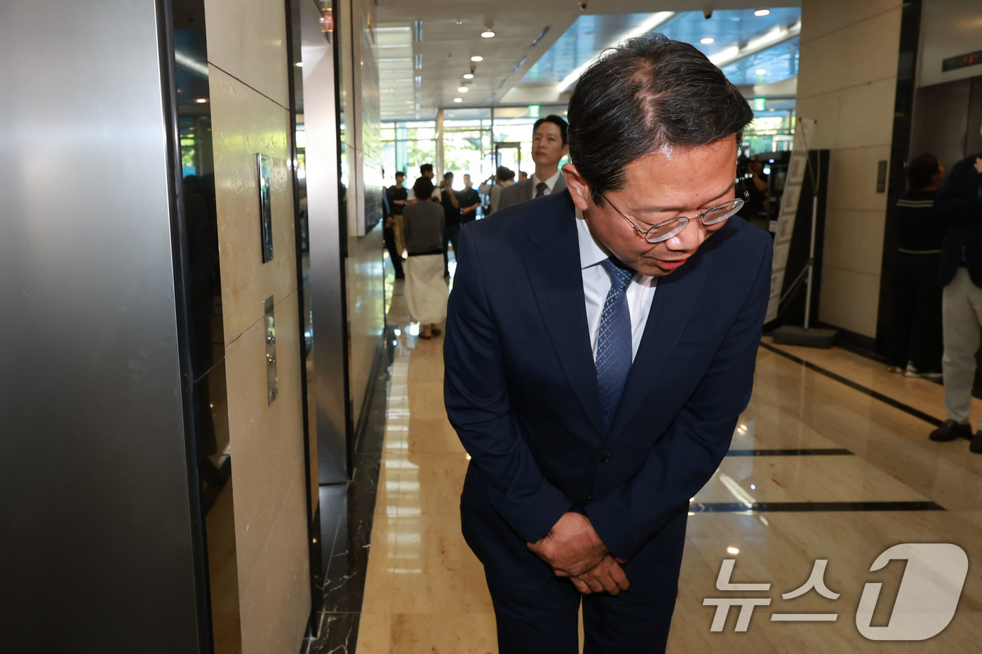 (서울=뉴스1) 이광호 기자 = 김승원 법무부 장관 후보자가 7일 오전 서울 종로구 적선현대빌딩에 마련된 인사청문회 준비 사무실로 출근하고 있다. (공동취재) 2026.9.7/뉴스 …