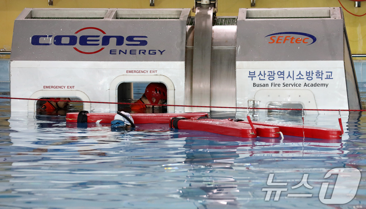 (부산=뉴스1) 윤일지 기자 = 7일 오후 부산 북구 부산소방학교 소방전술관에서 제44기 신규임용 교육생들이 헬기생환 생존수영 훈련을 하고 있다.  2026.9.7/뉴스1