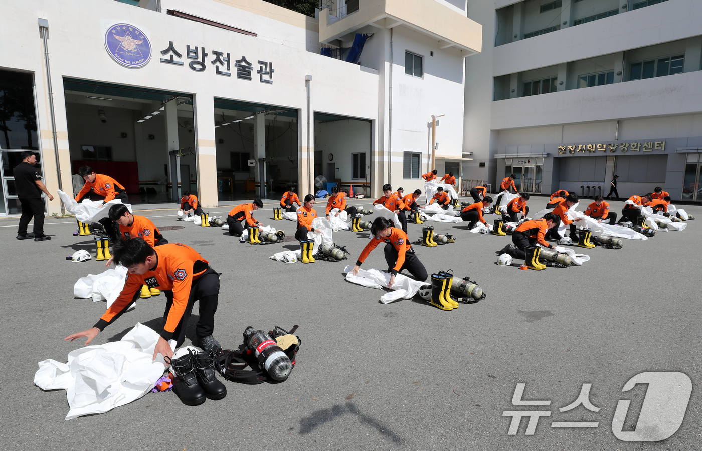 (부산=뉴스1) 윤일지 기자 = 7일 오후 부산 북구 부산소방학교 소방전술관에서 제44기 신규임용 교육생들이 유해화학물질 확인 및 화학보호복 착용 훈련을 하고 있다.  2026.9 …