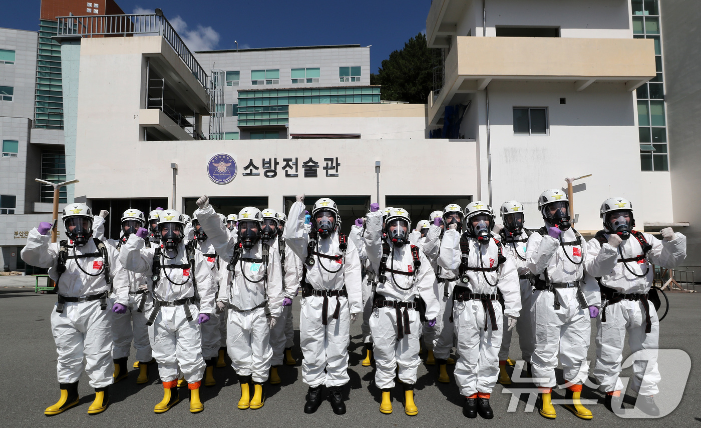 (부산=뉴스1) 윤일지 기자 = 7일 오후 부산 북구 부산소방학교 소방전술관에서 제44기 신규임용 교육생들이 유해화학물질 확인 및 화학보호복 착용 훈련을 하며 파이팅을 외치고 있다 …