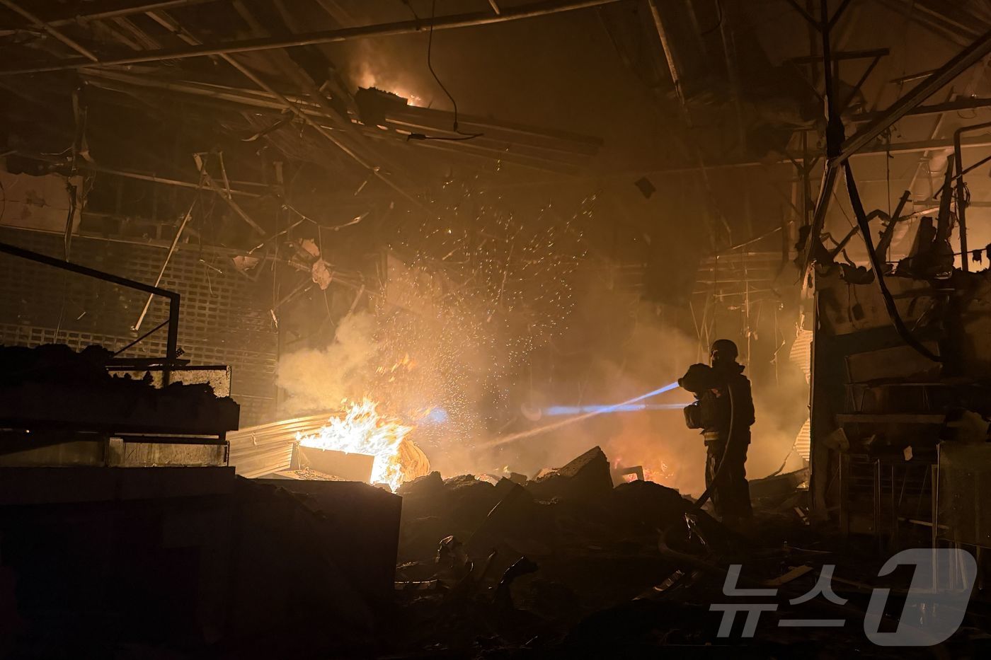 (자포리자 AFP=뉴스1) 김경민 기자 = 우크라이나 구조대가 7일(현지시간) 러시아의 우크라이나 침공 중 자포리자에서 발생한 공습 이후 피해를 입은 쇼핑몰의 화재를 진입하고 있다 …