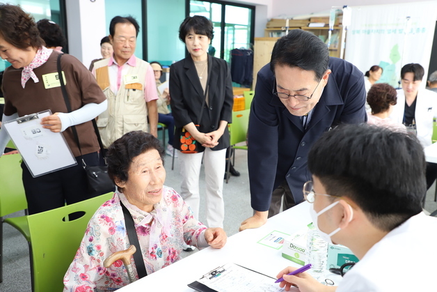 울산농협, 상북면서 '농촌 왕진버스'…농업인 200여명 진료