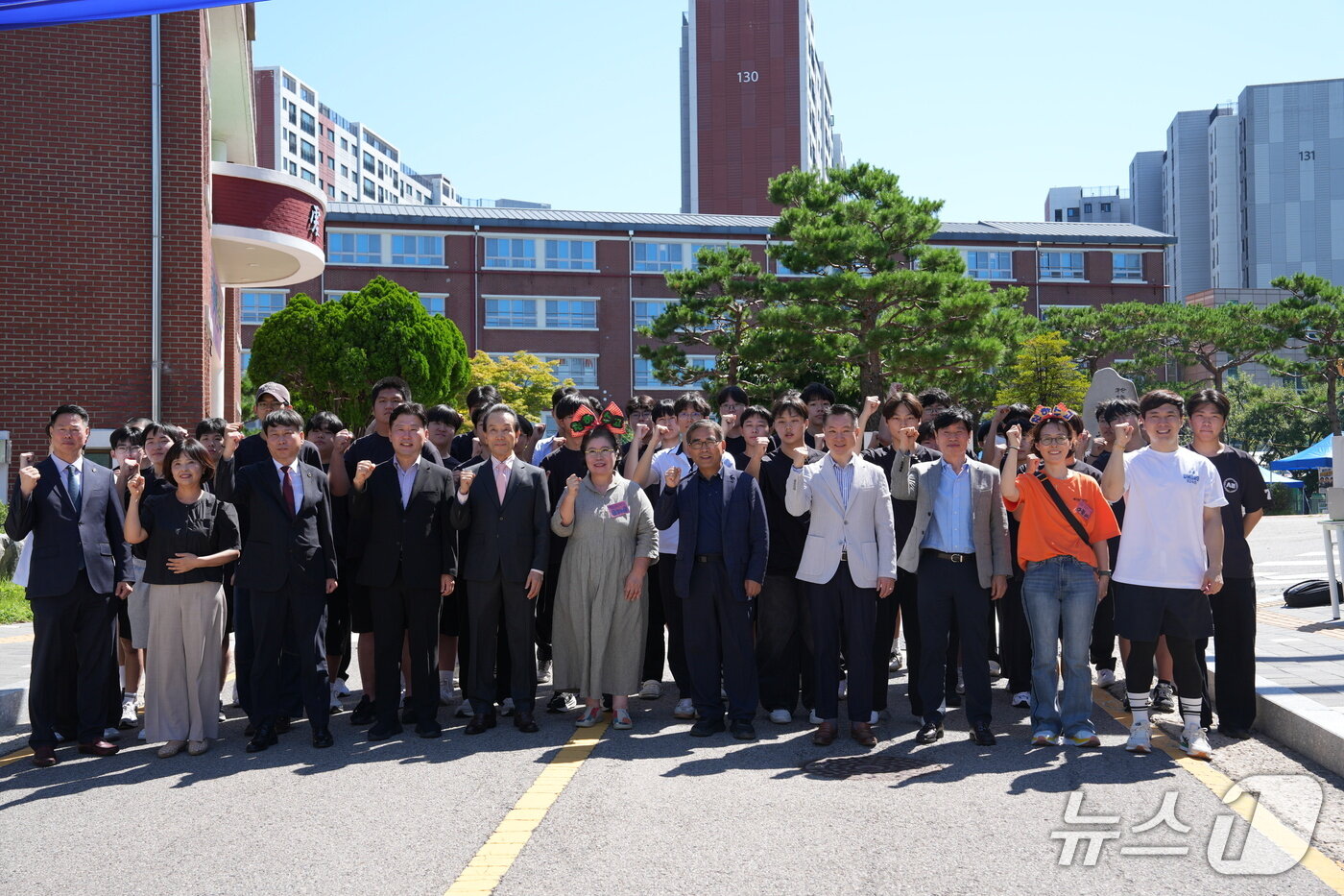 본문 이미지 - 지난 4일 수원고등학교 교정에서 열린 제42회 물뫼한마당 개막 행사에 참석한 지승학원 및 학교·지역사회 관계자와 학생들이 축제의 성공적인 개최를 기원하고 있다. (수원고 제공. 재판매 및 DB 금지) 2026.9.7/뉴스1