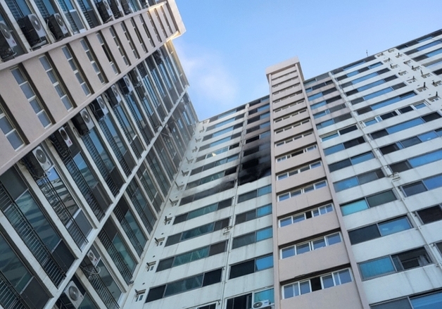 평택 아파트 11층서 화재…5명 대피