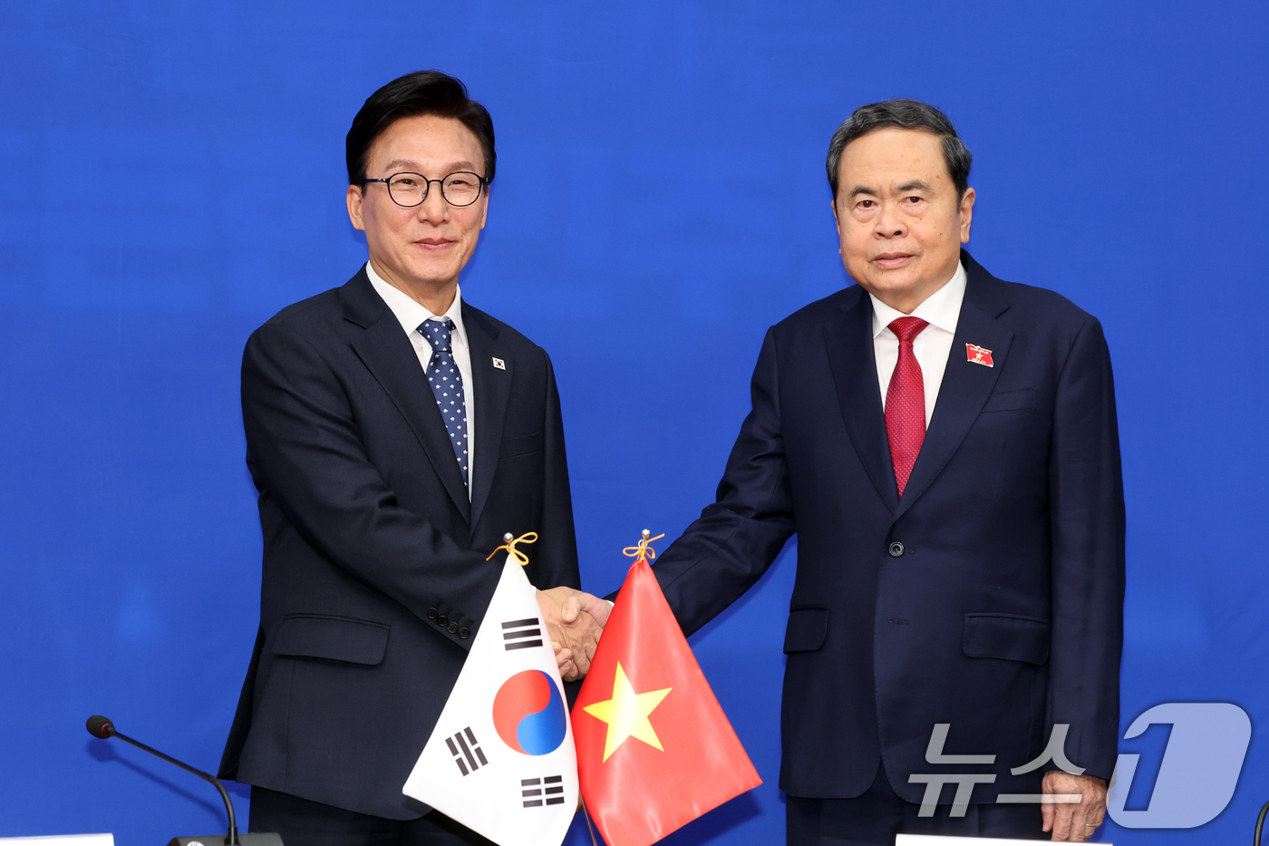 (서울=뉴스1) 황기선 기자 = 김민석 더불어민주당 대표가 7일 오후 서울 여의도 국회에서 쩐 타잉 먼 베트남 국회의장을 접견, 악수를 하고 있다.  2026.9.7/뉴스1